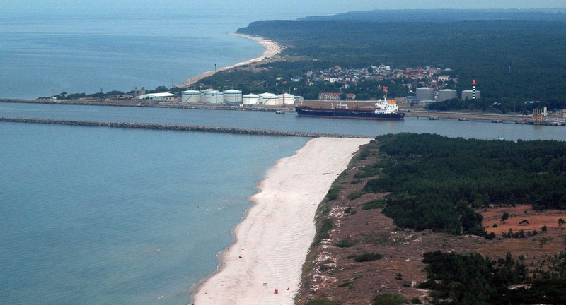 Situacija: pajūris prieš uosto vartus ir už jų jau daugelį metų yra tarsi apmiręs.