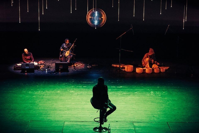 Scena iš spektaklio „Ufo“.