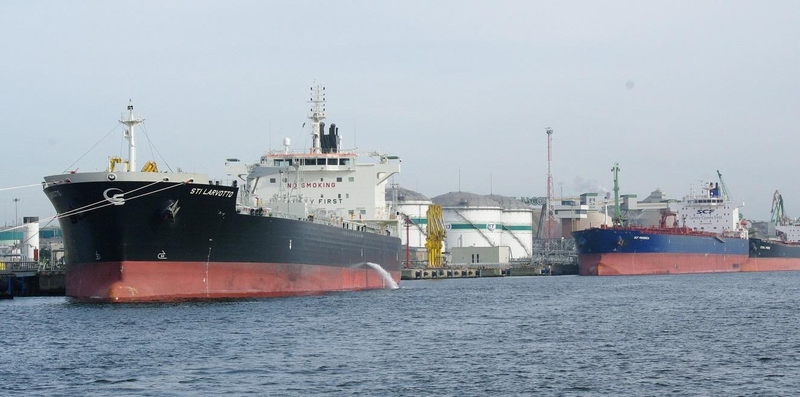 Srautai: Klaipėdos uoste baltarusiškus naftos produktus krauna tiek „Klaipėdos nafta“, tiek Krovinių terminalas.