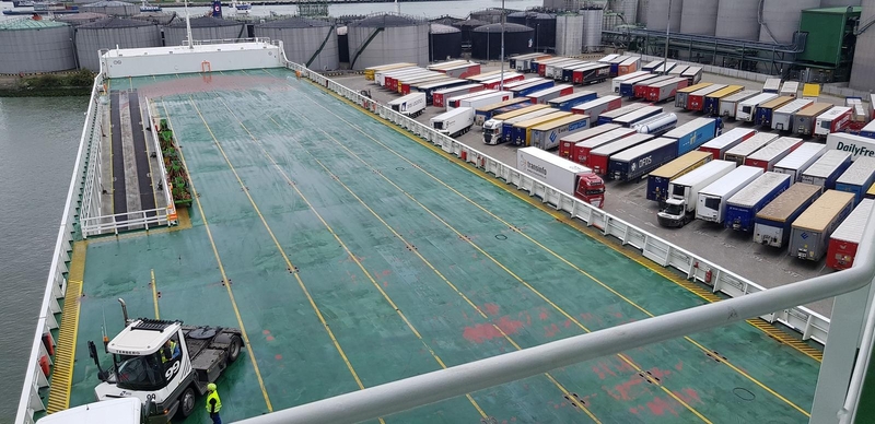 Srautas: Roterdamo Vlaardingeno terminale į laivą „Tulipa Seaways” kraunamos į Jungtinę Karalystę gabenamos prekės puspriekabėse.