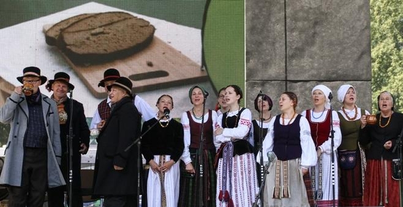 Scena iš „Alkos“ spektaklio „Už stalelio sėdau“.