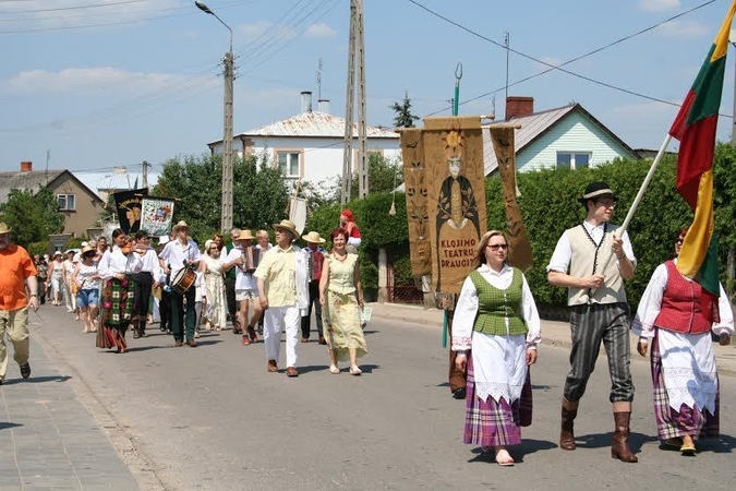 Klojimo teatrų eisena Punsko gatvėmis į lietuvių skanseną.