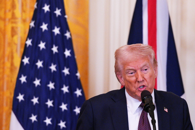 Pirmas Trumpo vyriausybės posėdis: nuo maldų iki grasinimų