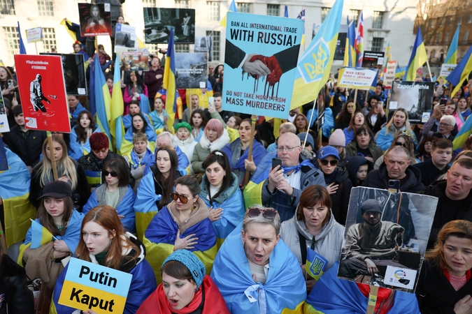 Kol Europa ruošia planą karo sustabdymui, Amerikoje auga protestai