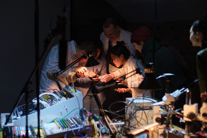Dimensijos: „Trial & Theatre“spektaklio žiūrovai pasijus it lankytųsi laboratorijos rūsyje, kuriame atsivers mikroskopinis pasaulis.