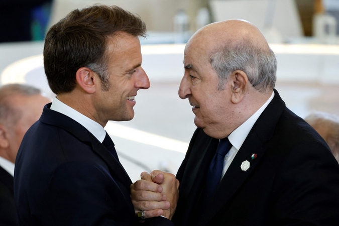 E. Macronas pasveikino Alžyro prezidentą A. Tebboune'ą su perrinkimu