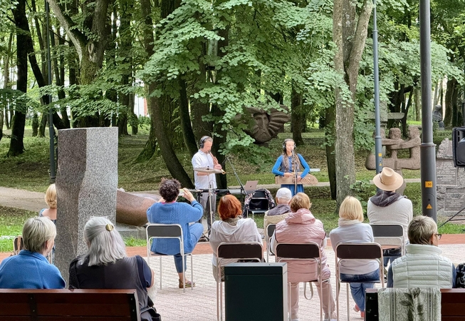 Dėmesys: Skulptūrų parke klaipėdiečius džiugino A. Zdanavičiūtės ir K. Lučinsko koncertas.