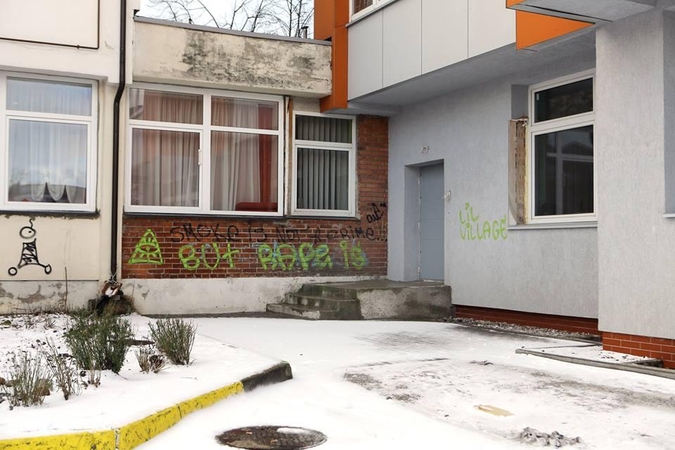 Keverzotojai sudarkė ir renovuoto namo fasadą