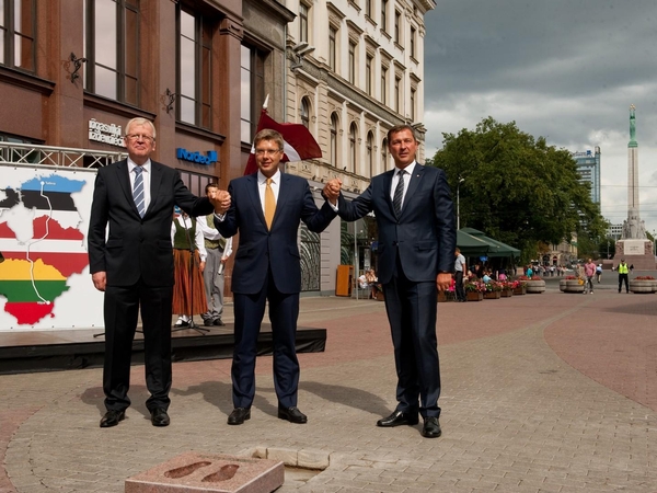Rygoje - Baltijos keliui paminėti analogiška plytelė kaip ir Vilniuje