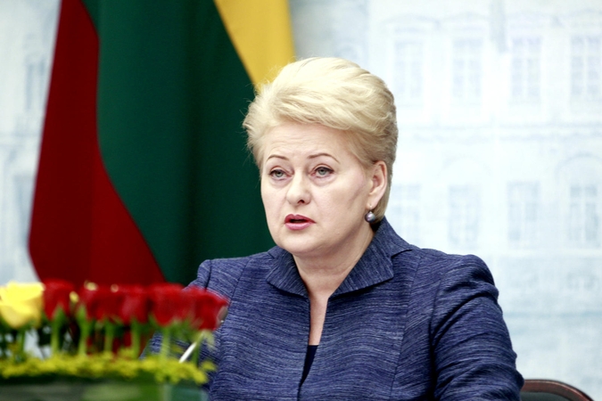 Prezidentė įteikė gėles Nepriklausomybės Akto signatarų artimiesiems