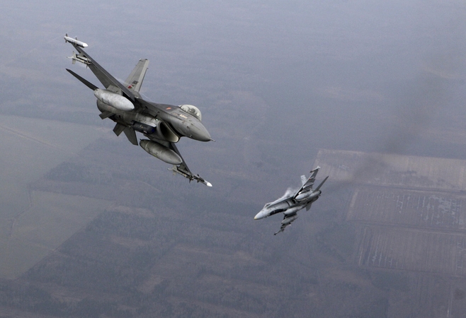 NATO naikintuvai du kartus lydėjo Rusijos karinius orlaivius