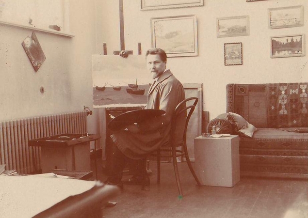 A. Žmuidzinavičius dirbtuvėje prie molberto 1932 m.