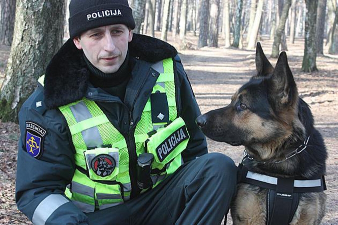 Pareigūnas su grybautoją išgelbėjusiu šunimi Atilu