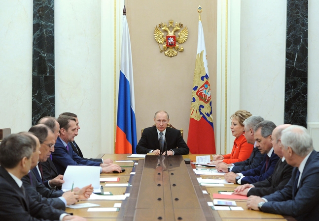 Viešumoje nesirodantis V. Putinas kursto gandus apie jo pašlijusią sveikatą