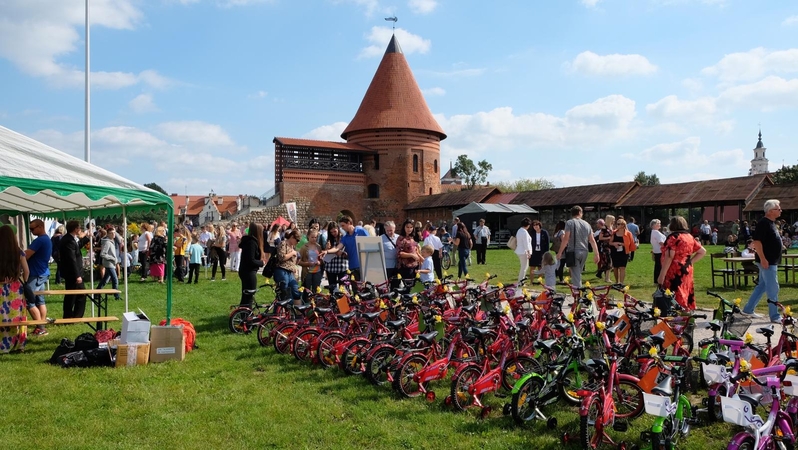 Dovana vargingoms šeimoms – 60 naujų dviratukų