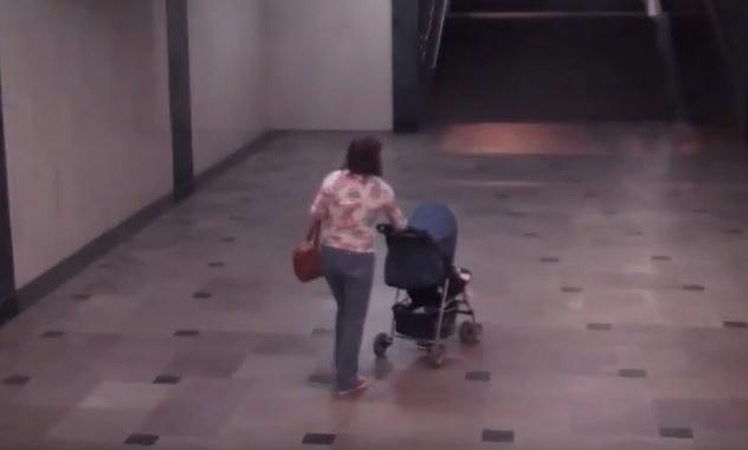 Verkiančiai moteriai su vaiku pagelbėjo patruliai 