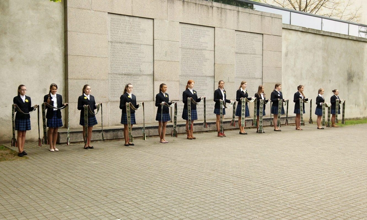 Miesto jaunimas nusilenkė knygnešiams