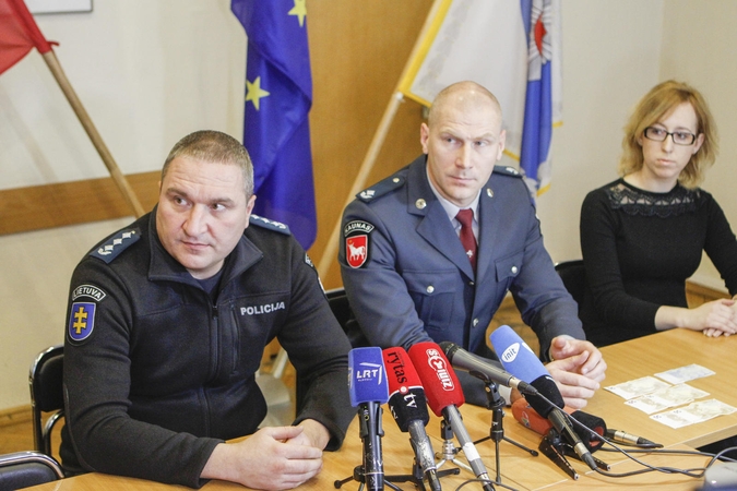 Policija: Lietuvoje vėl platinami padirbti eurai (kaip atpažinti tikrą pinigą?)