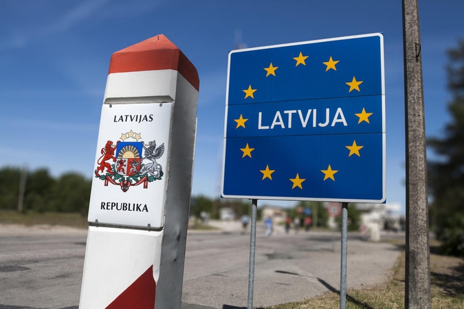 Latvijos pareigūnai ir toliau kontroliuos, ar atvykstantieji į šalį užpildė anketas