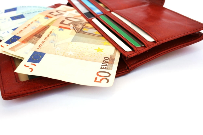 Nuo liepos minimalią algą siūloma didinti iki 380 eurų