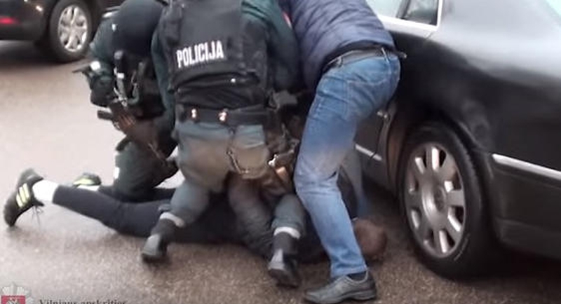 Policija sulaikė narkotikų platinimu įtariamą vieviškį