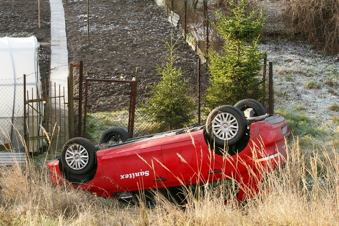 Slidūs keliai guldė automobilius ant menčių