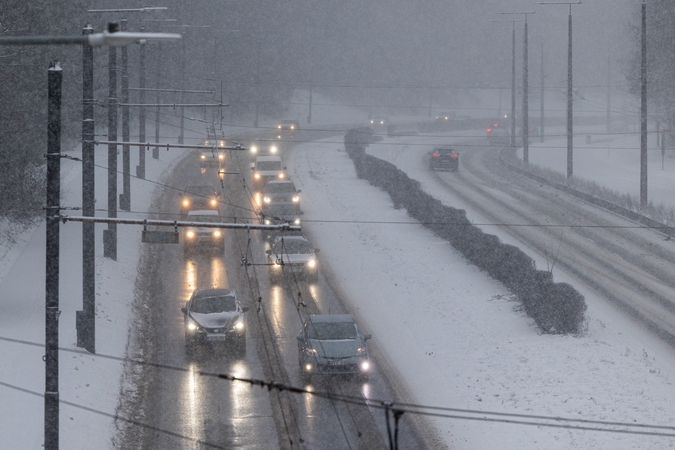Eismo sąlygas sunkina snygis ir plikledis