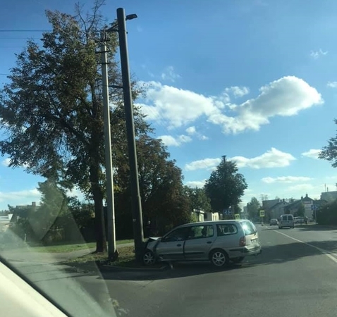 Kaune girtas vairuotojas kliudė troleibuso laidų stulpą