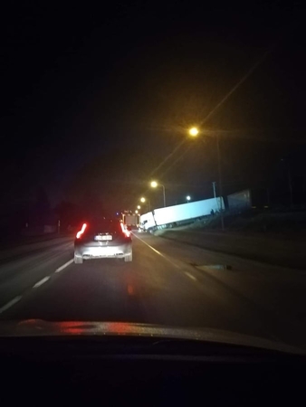 Vandžiogalos plente vilkikas įlėkė į griovį