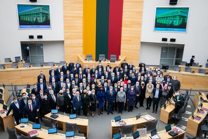 COVID-19 užsikrėtusi R. Šalaševičiūtė pozavo bendrai parlamentarų nuotraukai