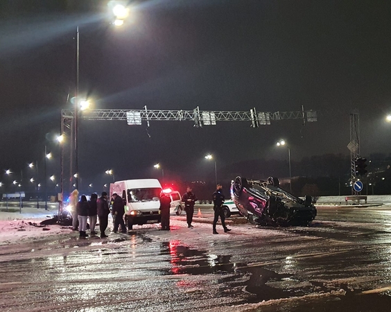 Karaliaus Mindaugo prospekte į stulpą rėžėsi ir apvirto BMW 