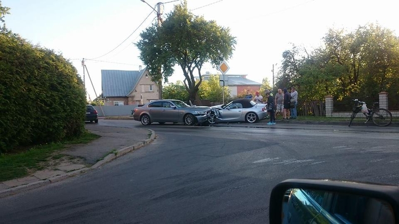 Kalniečių gatvėje susidūrė du BMW automobiliai