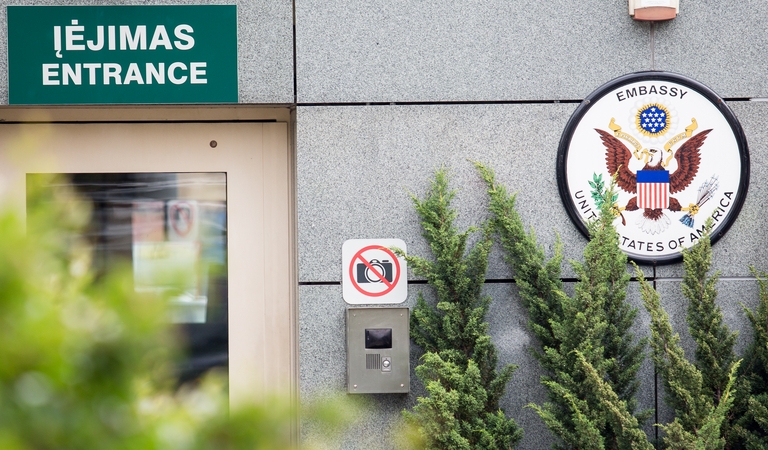 Vilniuje ant Jungtinių Valstijų ambasados iškabos nupiešta raidė „Z“ (papildyta)