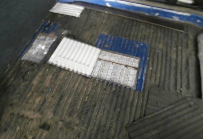 Automobilio dugne – 2,3 tūkst. kontrabandinių cigarečių