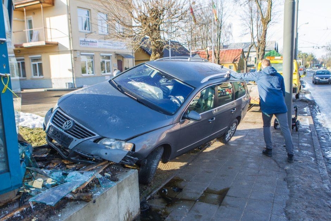 Per avariją Žaliakalnyje „Volkswagen“ rėžėsi į kioską