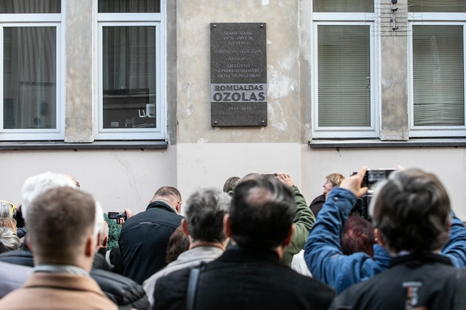 Sostinėje atidengta atminimo lenta signatarui R. Ozolui