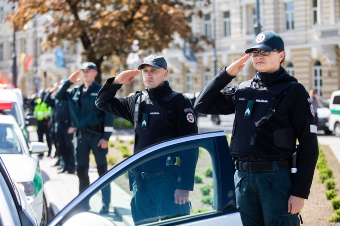 Policijos pareigūnai visoje Lietuvoje švyturėliais atidavė pagarbą žuvusiam kolegai