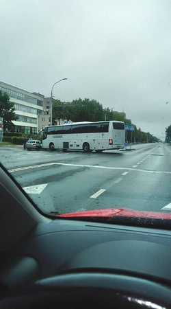 Savanorių prospekte „Toyota“ susidūrė su autobusu