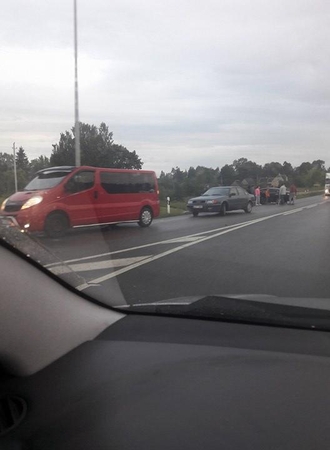 Avarija Kelmės rajone: automobilis pakibo ant atitvarų