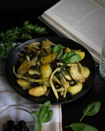 Veganiški patiekalai: keptos bulvės su šparaginėmis pupelėmis ir bazilikais