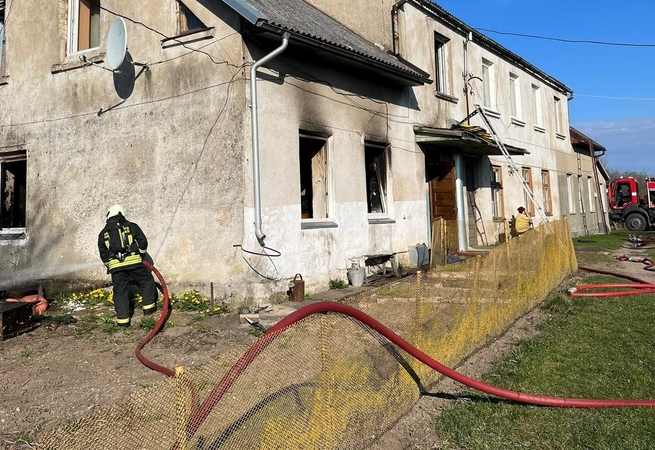 Gaisras daugiabutyje galėjo baigtis tragiškai, jei ne drąsus kaimynas