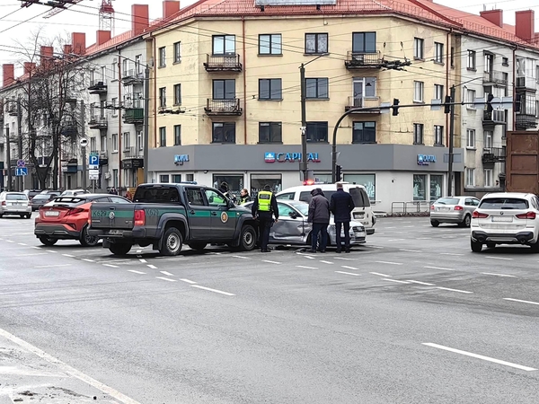 Judrioje Kauno sankryžoje į avariją pateko tarnybinis automobilis