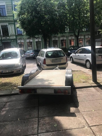Kauno centre neleistinai pastatytas automobilis užtraukė baudą