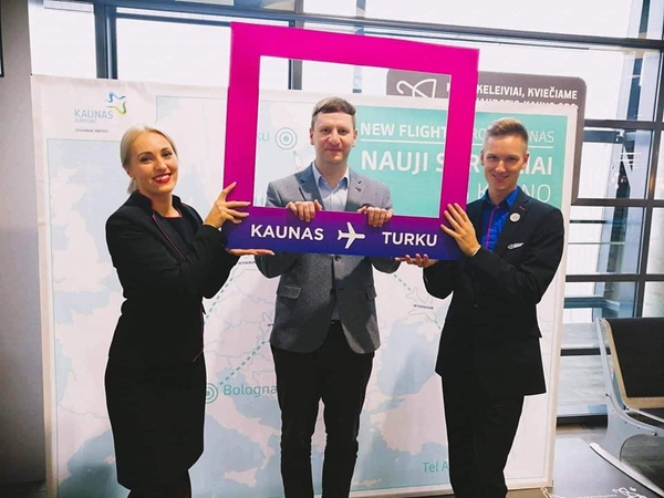 Simonas Kairys (viduryje)