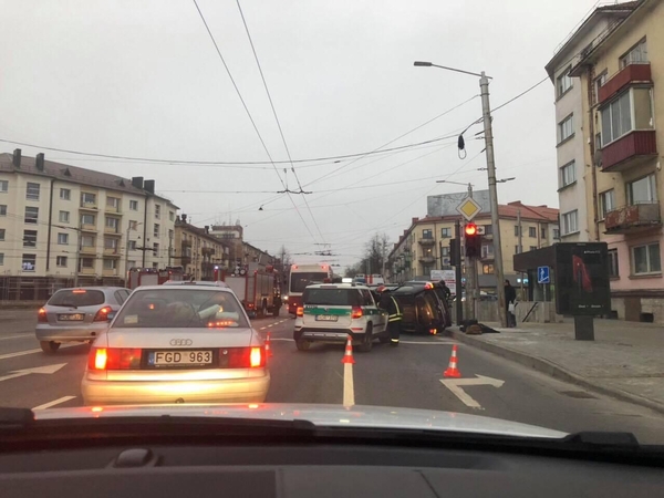 Avarija „aklųjų“ sankryžoje: vienas automobilis apvirto, yra nukentėjusių 