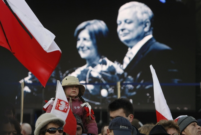 Perlaidoti ekshumuoti Lenkijos prezidento ir jo žmonos palaikai