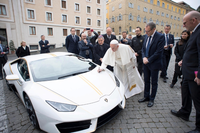 Popiežius dovanų gautą „Lamborghini“ automobilį atiduoda į aukcioną