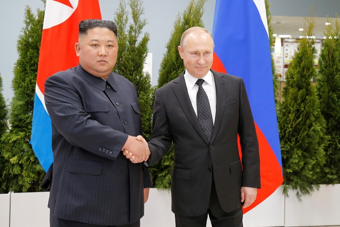 Kim Jong Unas ir V. Putinas per pirmą susitikimą žadėjo siekti glaudesnių ryšių