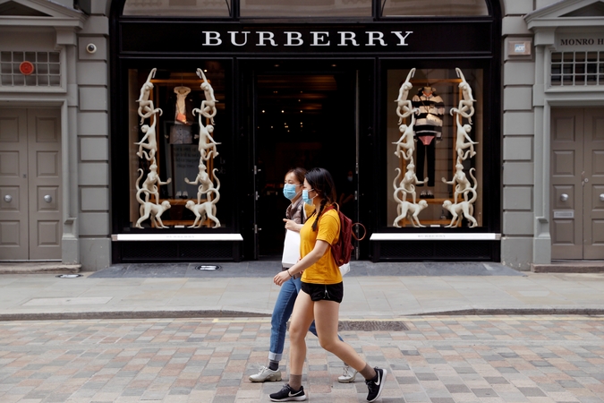 „Burberry“ vadovas pranešė apie planus pasitraukti iš pareigų