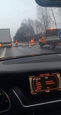 Dėl stipraus vėjo pradėjo lūžti medžiai